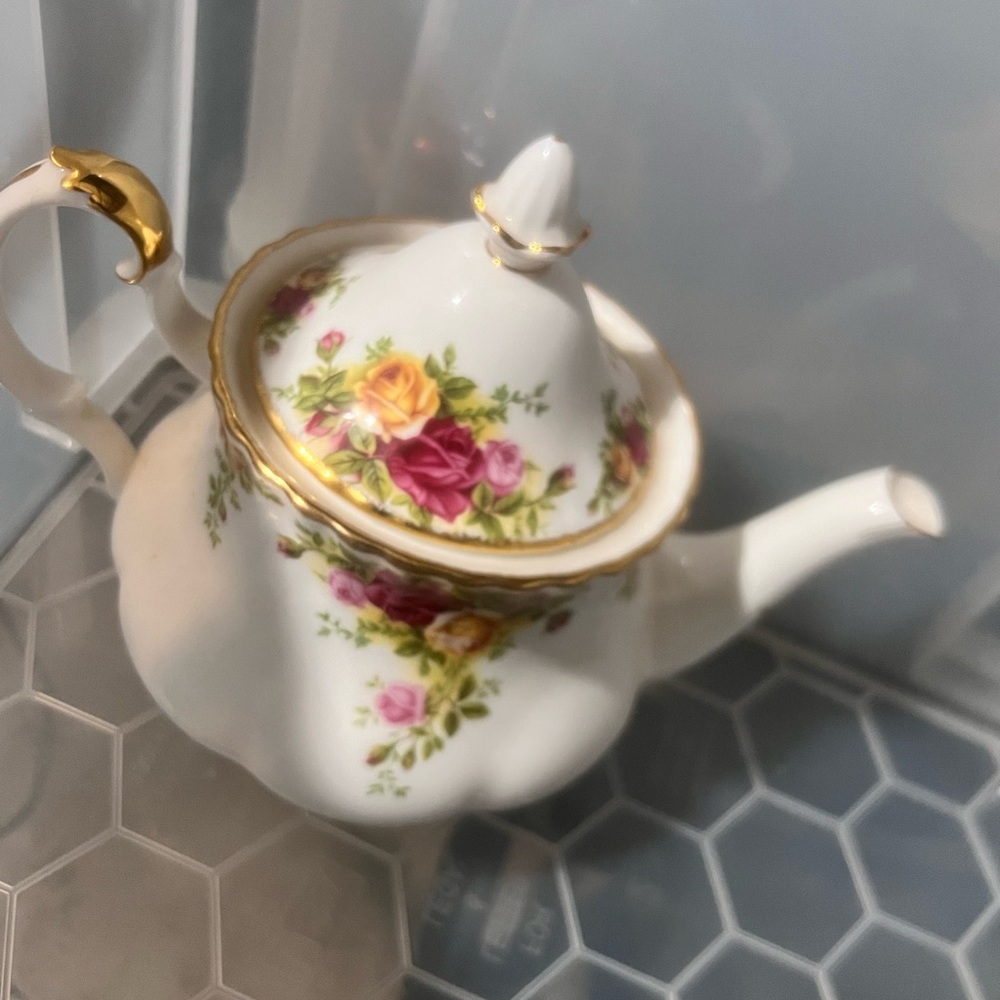 Royal alberts old country roses tea pot w/ Lid